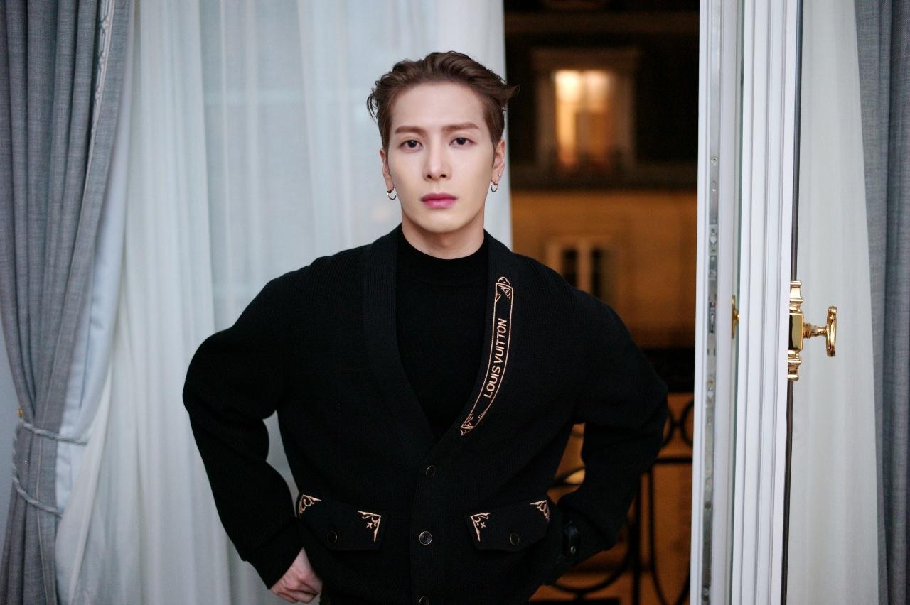 品牌代言人王嘉尔身穿Louis Vuitton 2025早秋男装系列，出席品牌2