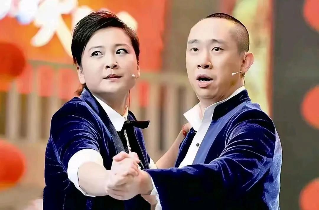 贾玲为何如此狠心？宁愿带着张小斐一起出名，也不帮一帮那个与她师出同门的白凯南。可