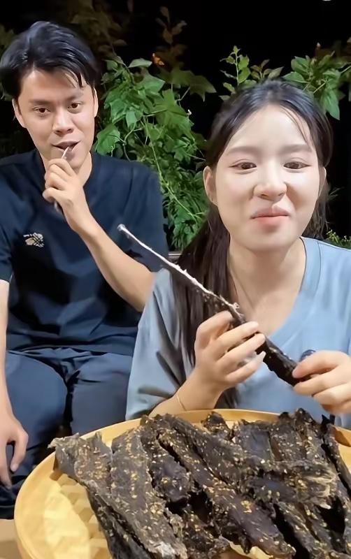 刷到阿梓带着鸟哥直播的片段，

第一眼根本没反应过来，这俩人站一起的神态语气，居