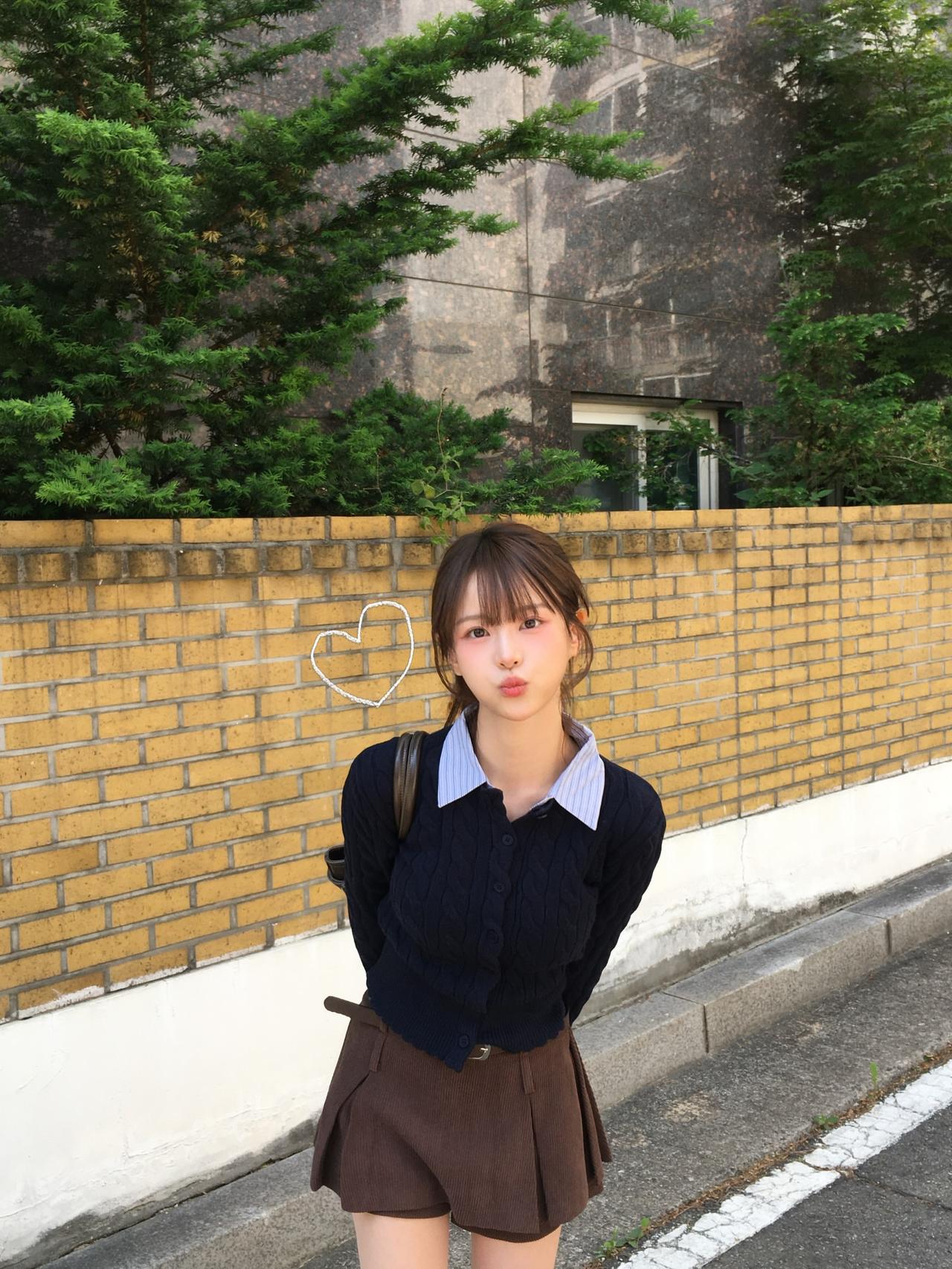 青春洋溢的校园风穿搭，元气少女在校园中绽放光彩！🌟💕