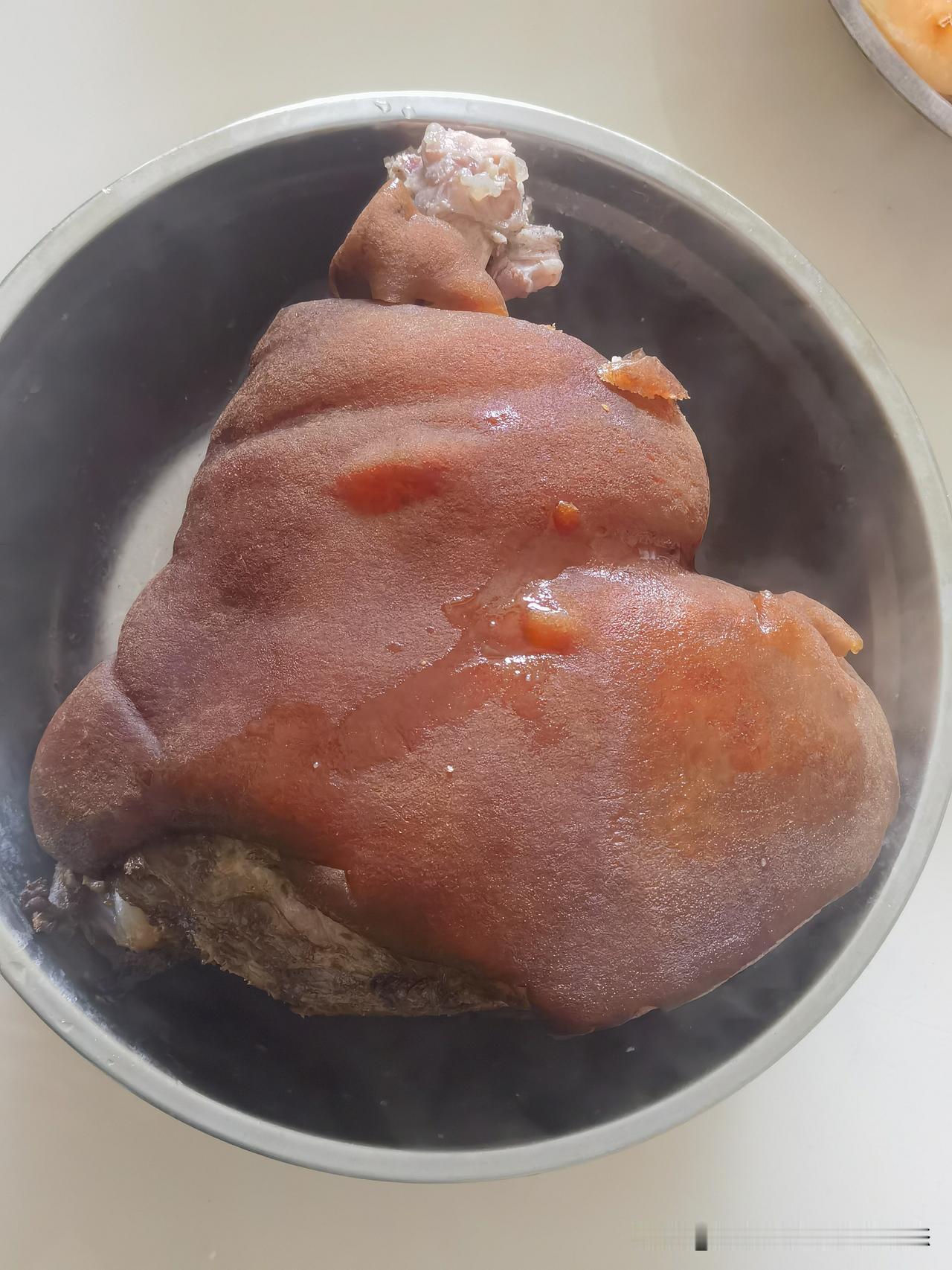 腊肉猪脚

        今天，把从老家带来的腊肉猪脚，做了一只。
     