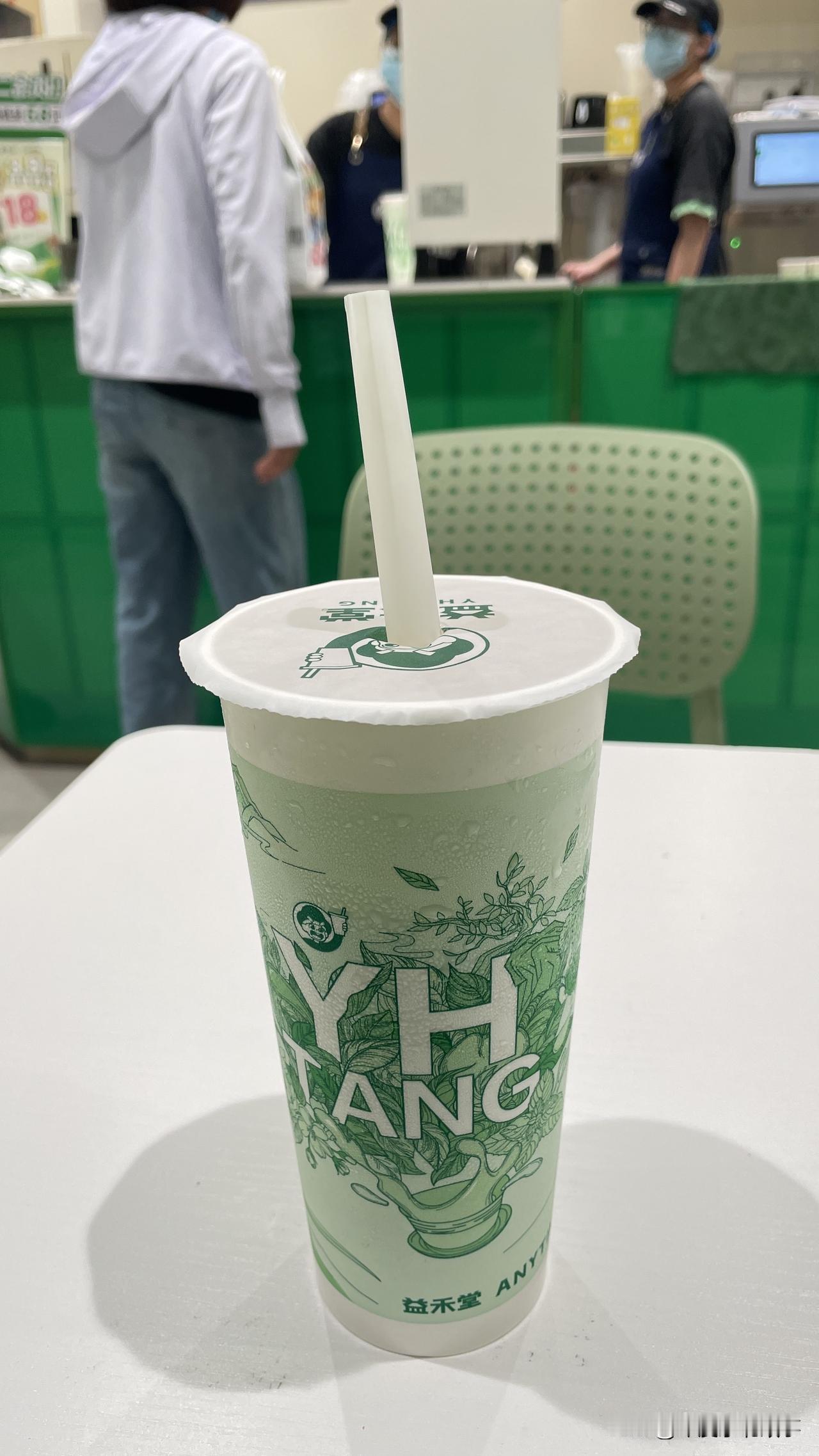 世人皆奔赴山海，功成名就。
唯独我，困在普通的生活里，进退两难。
一间奶茶店，一