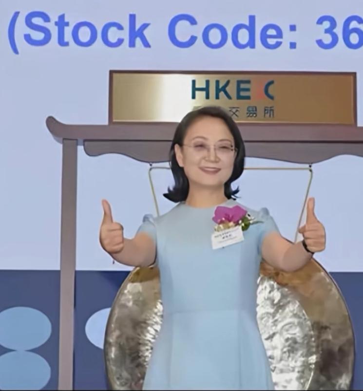 钟慧娟成新晋中国女首富！2025年10月30日，胡润研究院发布《2025胡润女企