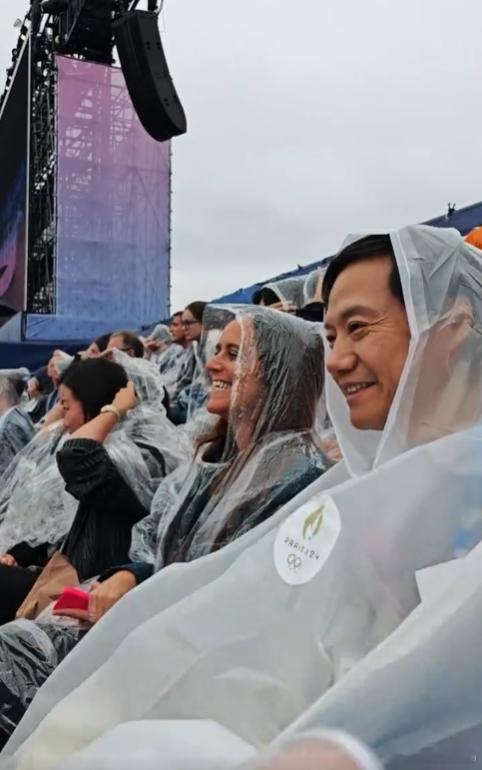 雷总在巴黎奥运会了，就是这雨衣是统一发放的吗？感觉不太防得住雨啊 ​​​