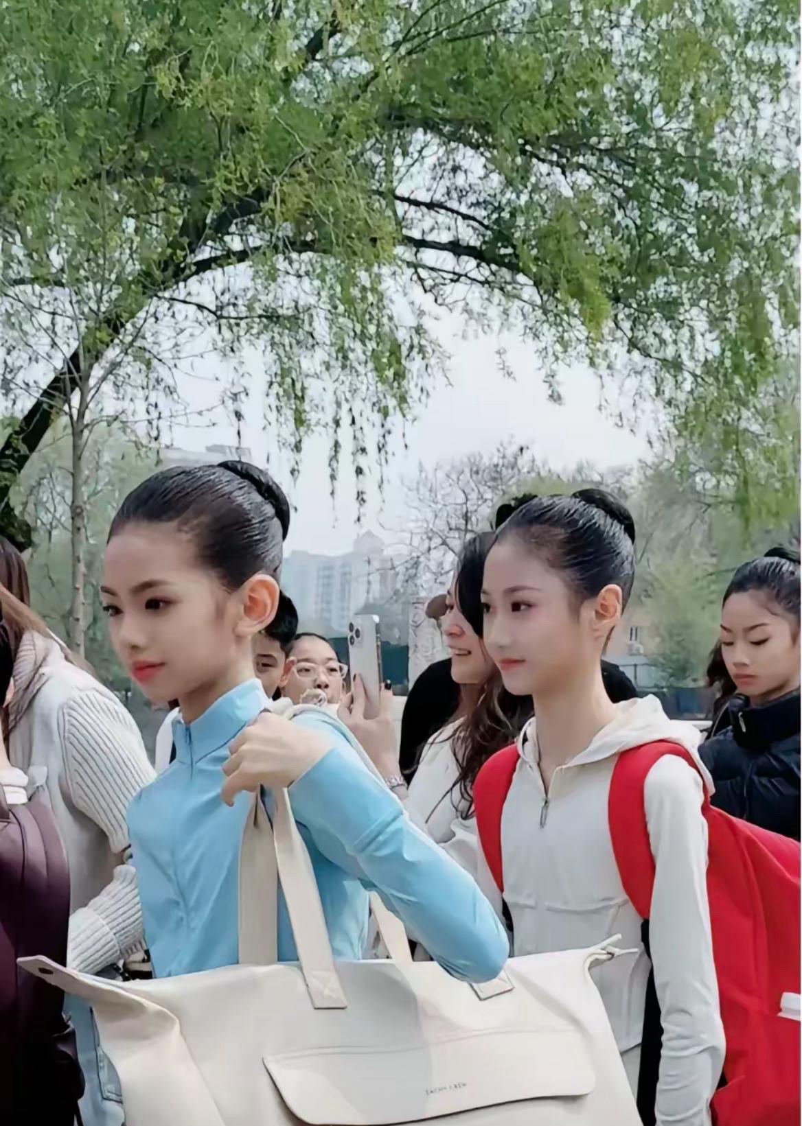 这些都是准备考北戏的小舞蹈生。我感觉跳舞的都有异于常人，就是长得特别的漂亮，从小
