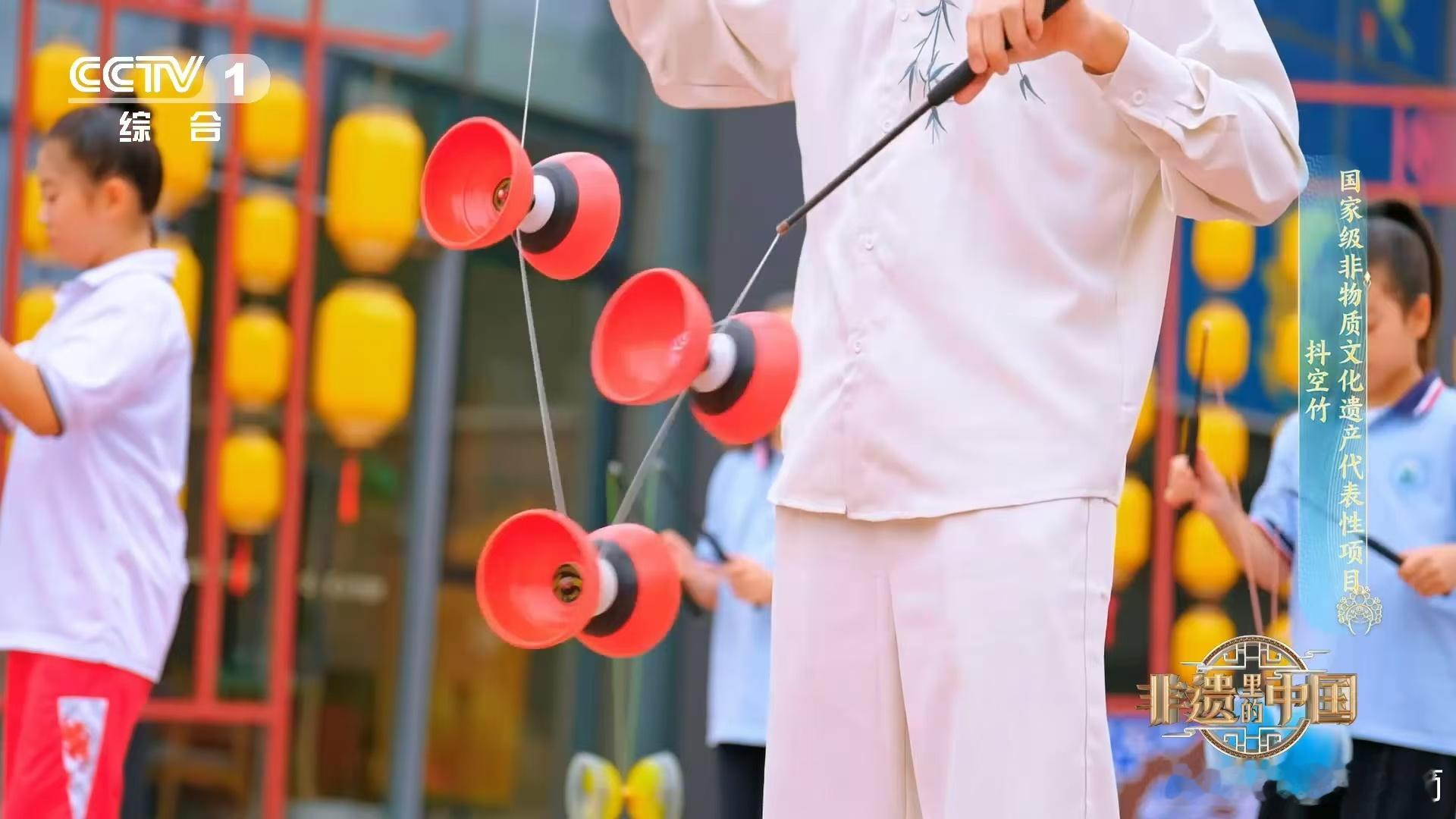 #中国人把空竹玩成一个武术流派#线绳舞动空竹，似武术过招。招式多变，魅力无穷。非
