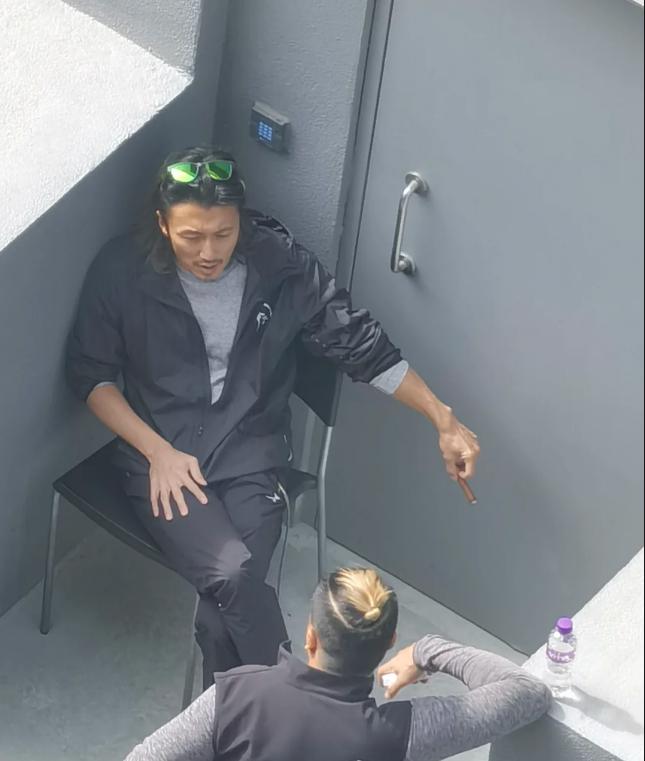 谢霆锋香港拍戏，坐在角落休息，左手握着雪茄，身穿国产运动品牌，潇洒帅气。

距离