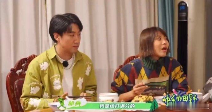 #有这么会夸的脱口秀演员进入吃播赛道#  刘洪伟把山西百姓团结比作小米麦穗，形象