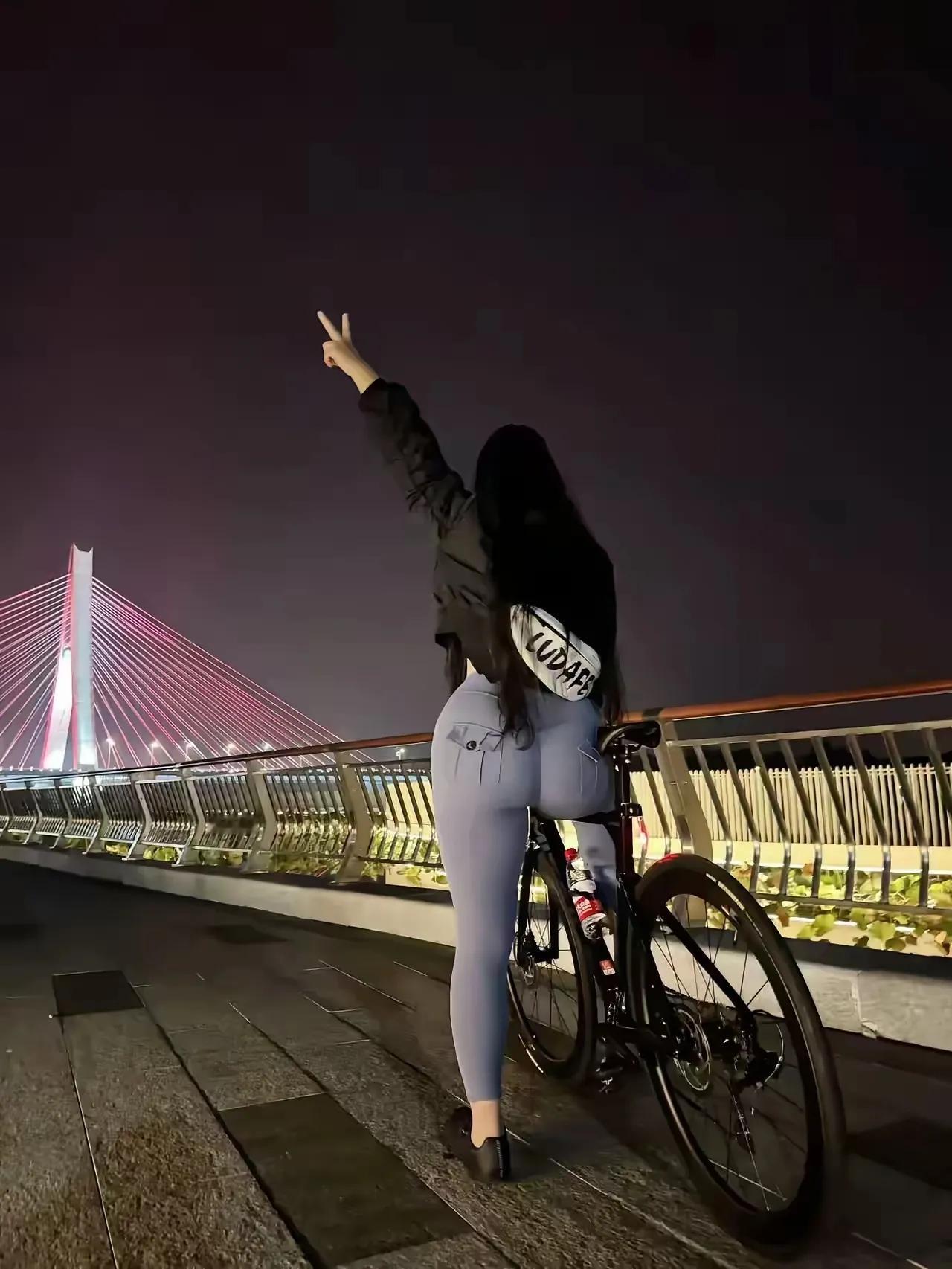 >骑行（有感）

远处天桥栏杆斜, 绕城到处是人家。
停车坐爱枫林晚,  性感胜