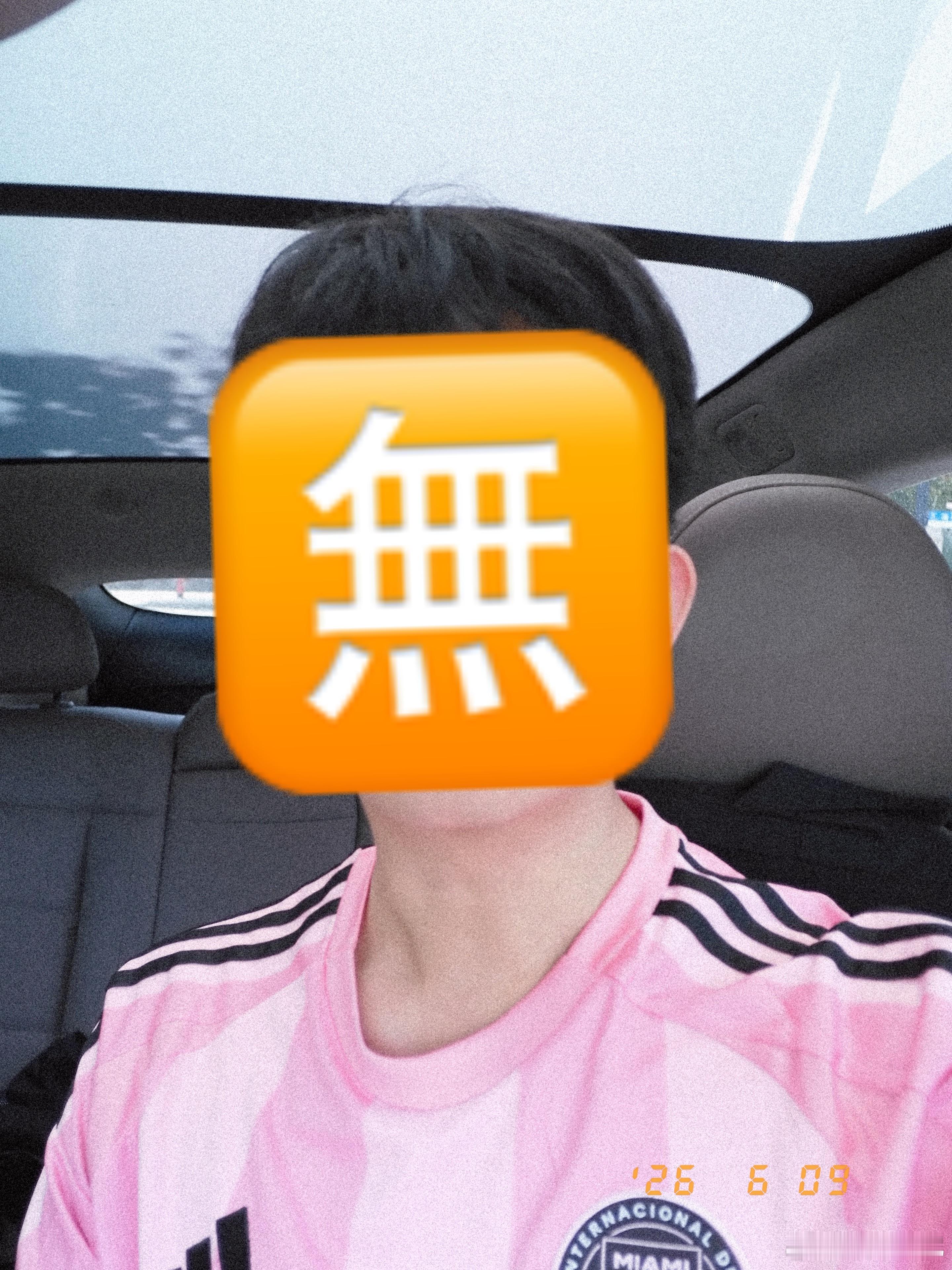 我真的会被吓晕，这几天不是世界杯吗，我在pyq随口给夸了一句某个男球员帅，然后一