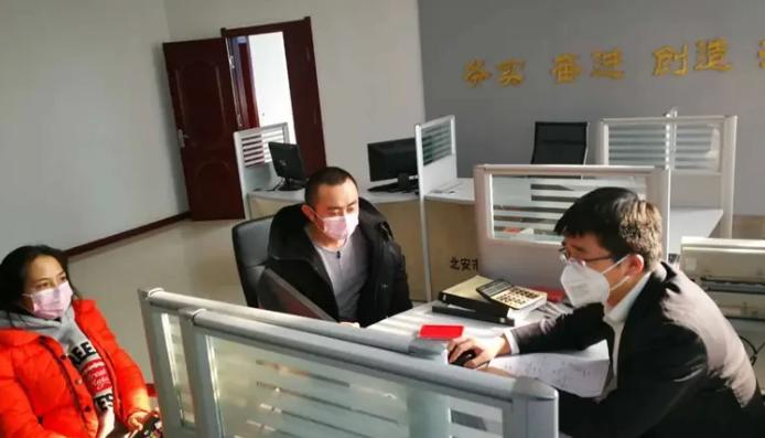 陕西咸阳，一名女子揣着5万块钱去银行存款，本想求个安稳，却在工作人员的连番话术下
