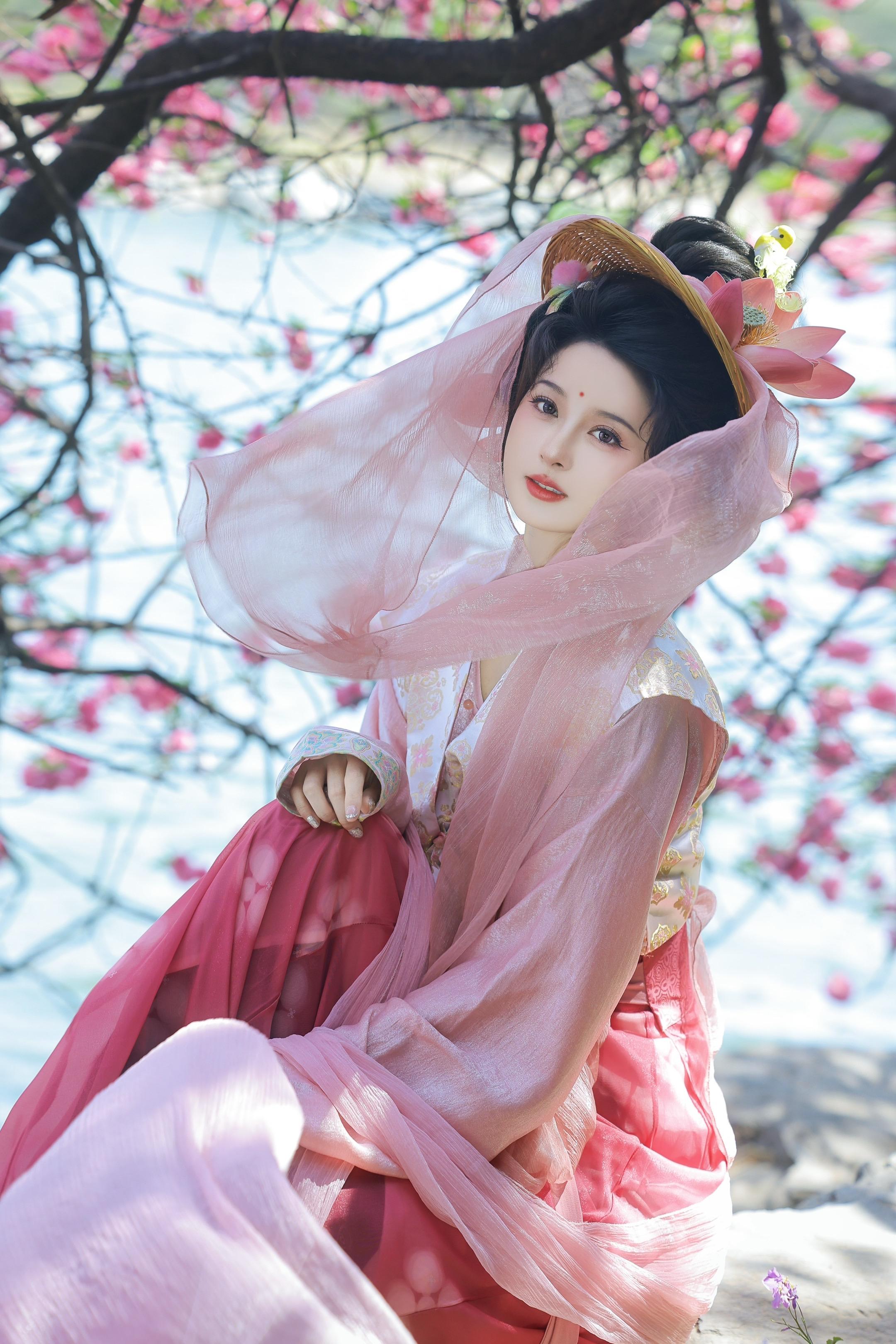 风过三千里，偏吻你衣上桃花。摄/后：我