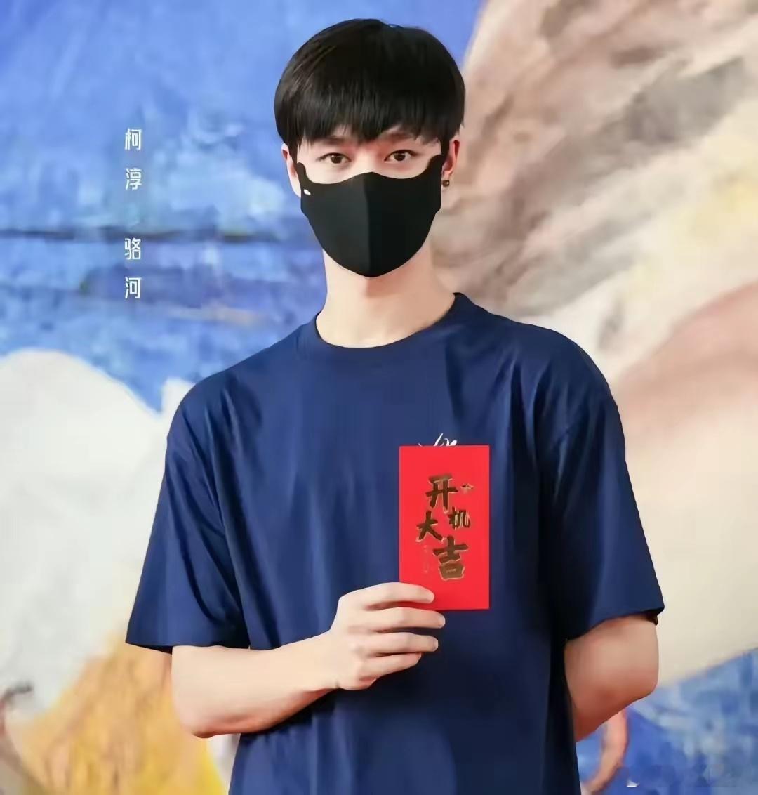 柯淳，算是如愿以偿了，内娱这碗饭也是吃上了。​近日，好久没拍剧的柯淳，终于新戏开