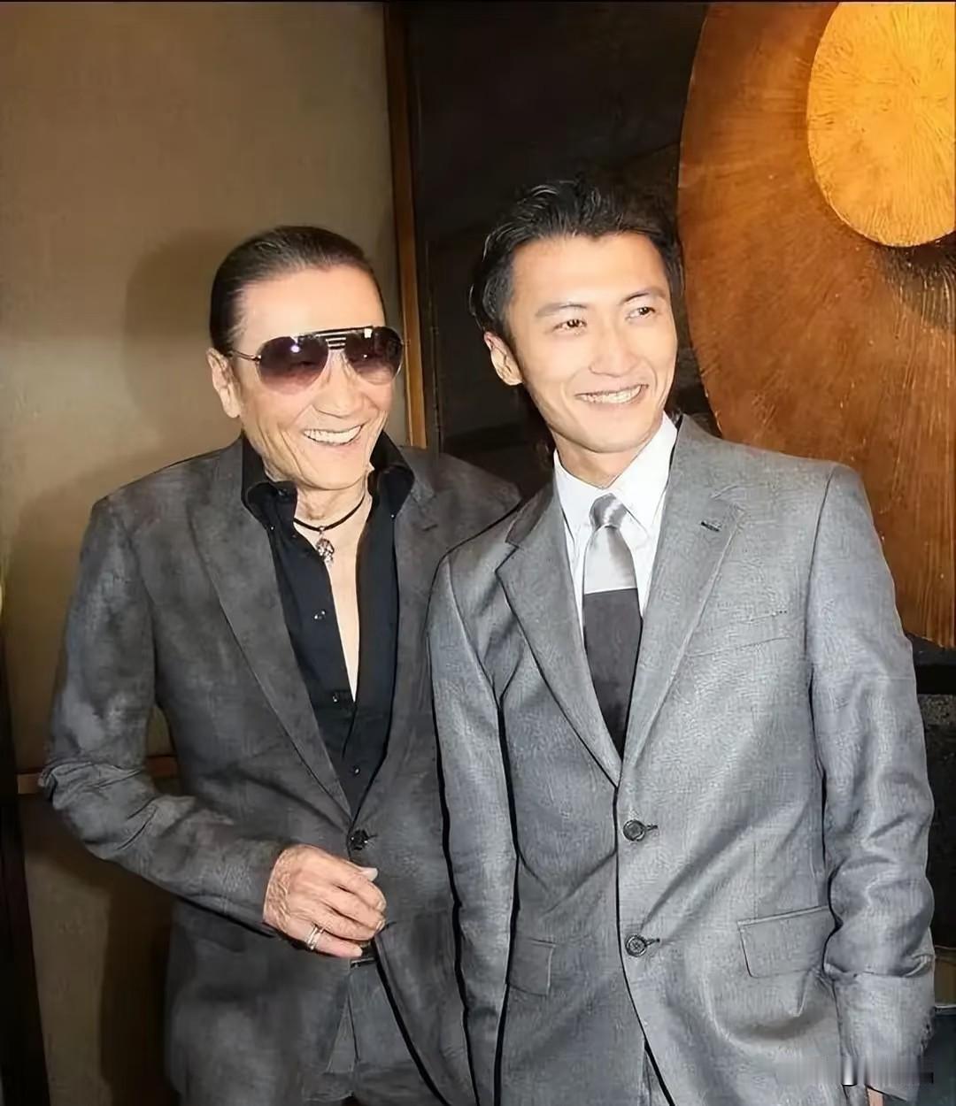 父子二人相互扶持互相兜底，多年前他是谢贤的儿子，多年后他是霆锋的爸。

在一次访