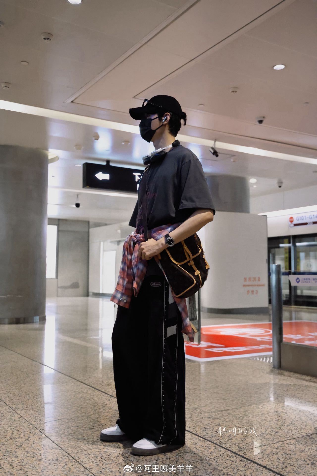 龚俊穿的好像本地人龚俊这身打扮完全融进巴黎了吧！晕染牛仔随性又时髦，太会拿捏氛围