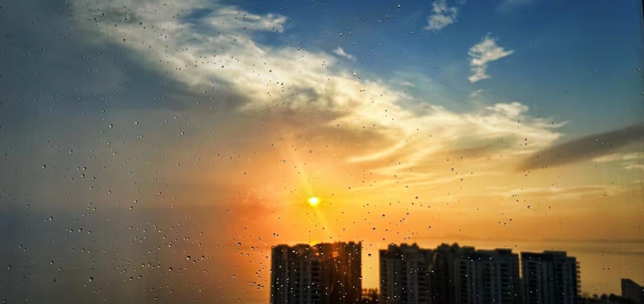 我看友友给我评论，
说我是卖房的中介[捂脸]，
我郑重的说明一下我只是兼职哈，