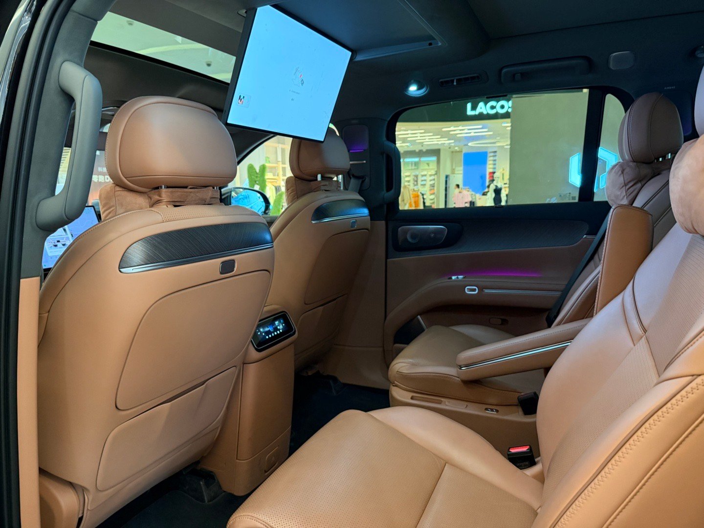 现在卖车也太卷了，零跑的这个大SUV D19还有半个月才上市，商场里就已经都有展