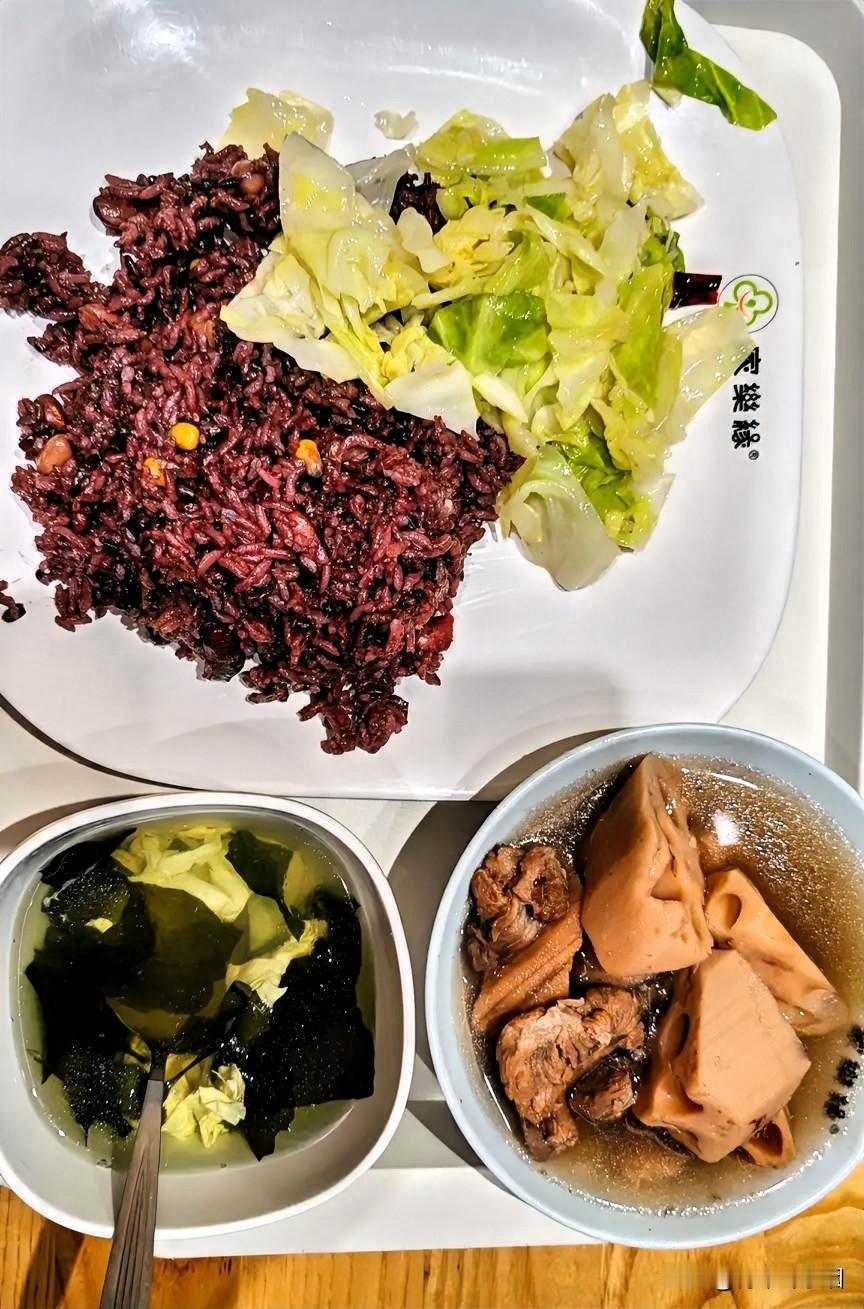 我抽到了中吉签，

今日签文为：

挑鲜选嫩，

乐在寻常。

好几天没买菜了