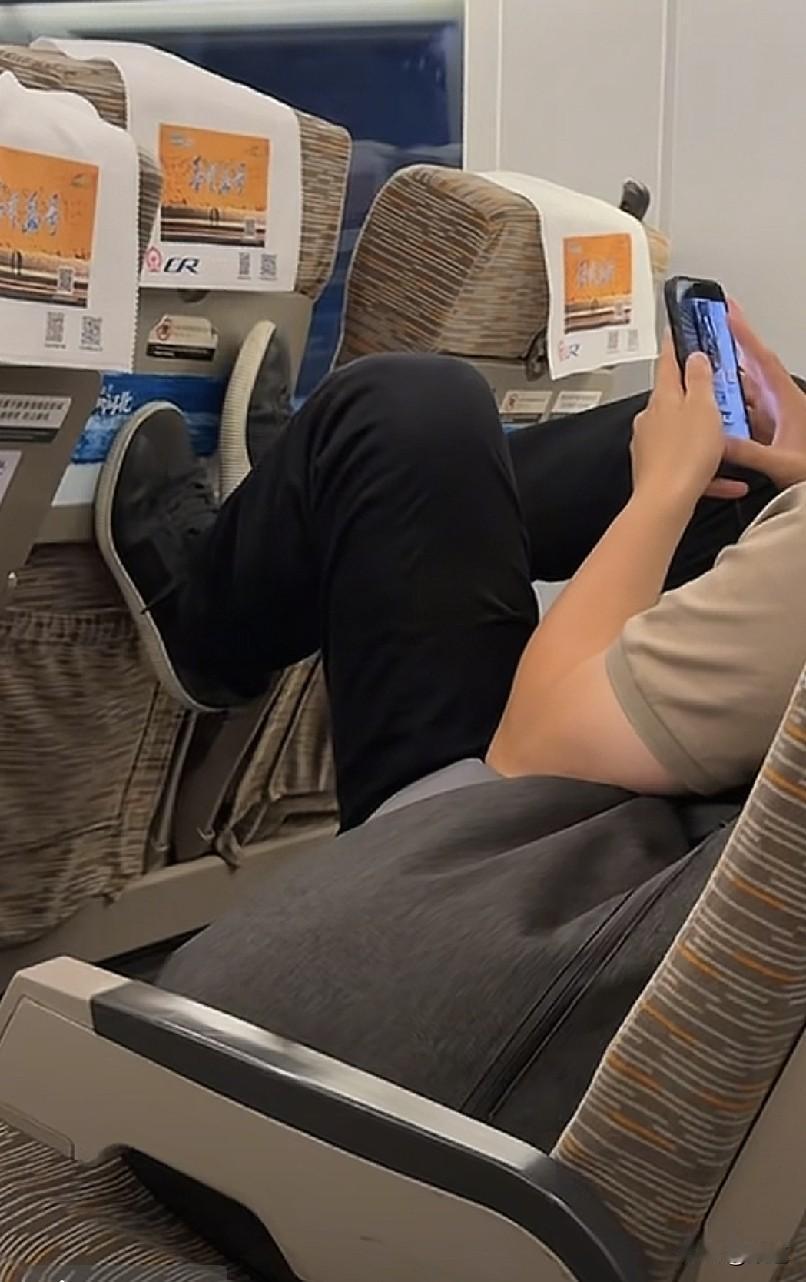 这种人自私，自我，从不顾及他人感受。和这种人在一起，他活的好好的，能把身边人气死