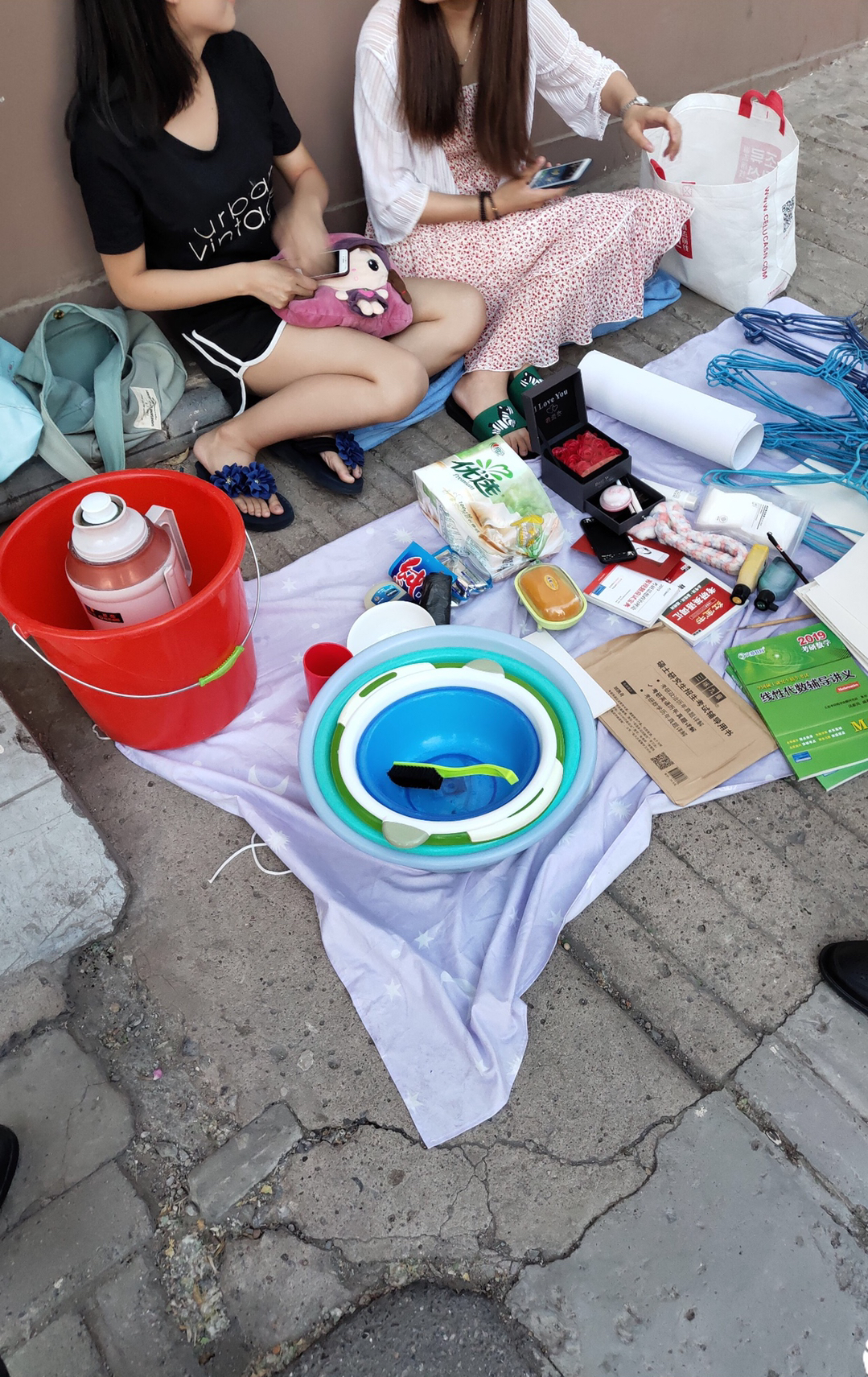 网友:刚进入大学，有点钱，看到学姐在卖东西[笑而不语] ​​​