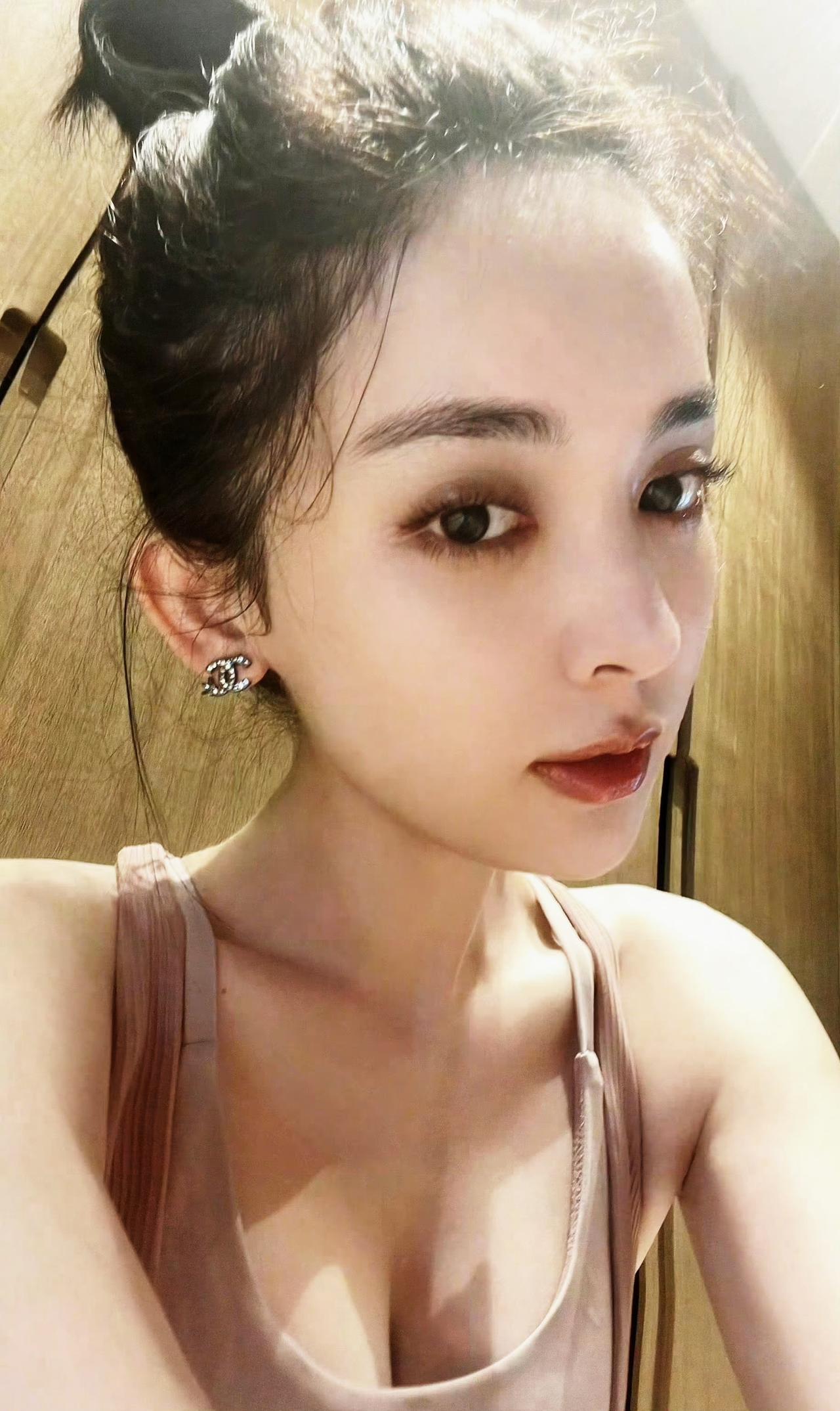 娜扎的自拍照太美了，颜值和气质可以封神，你觉得呢？娜扎女明星 娜扎生图封神 娜扎
