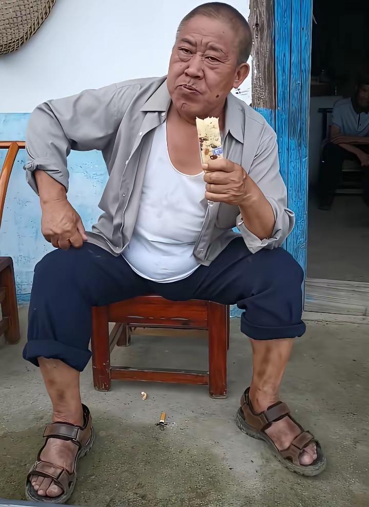 杜旭东在片场上的两张旧照，他往那一坐，反派角色都不需要演，哈哈。

杜旭东在很多