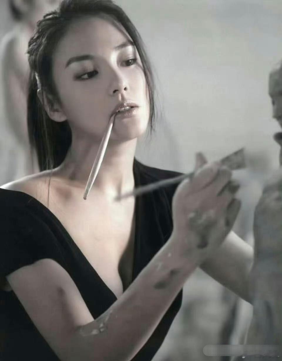 张雨绮早年真的是千颂伊本人了吧，追她的人一定能排到法国！不懂为什么现在她喜欢走少