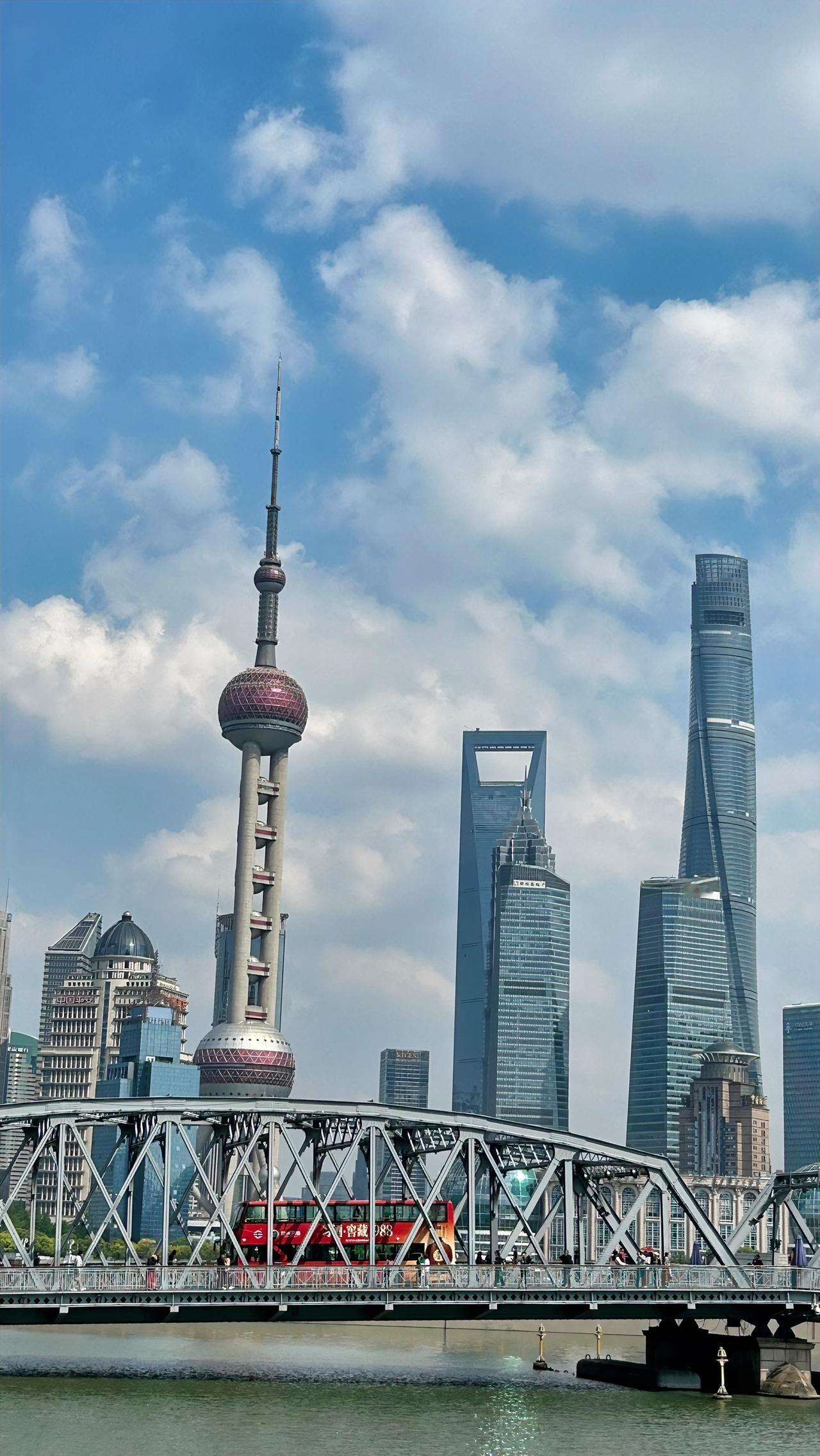 透过苏州河畔的外白渡桥，拍摄浦东陆家嘴驰誉全球的“三件套”，真的别有一番风情！