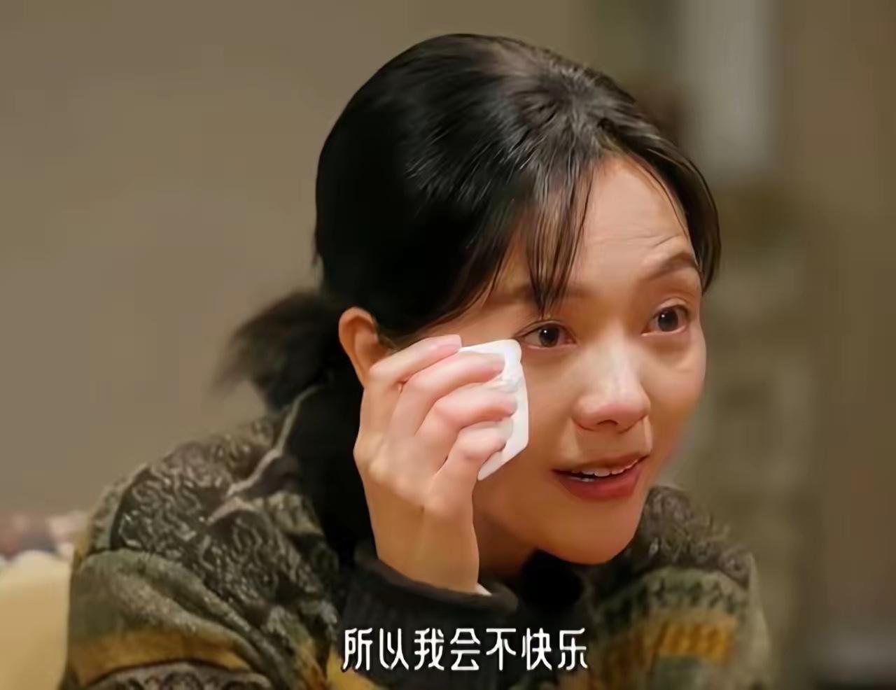 感觉杨乐乐的控制欲很强，给孩子一天报八个兴趣班，她说把全部精力都放在家庭上，其实