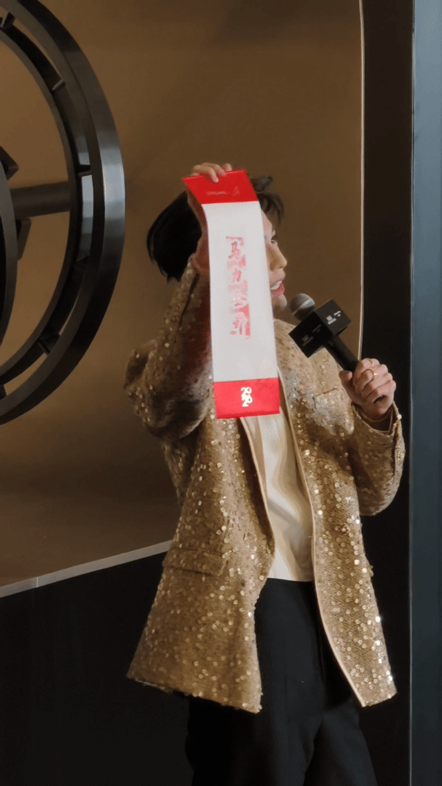 能统一江苏的，果然只有张凌赫和江苏高考考卷，全江苏都咱张凌赫的闺蜜，咱就是说帅哥