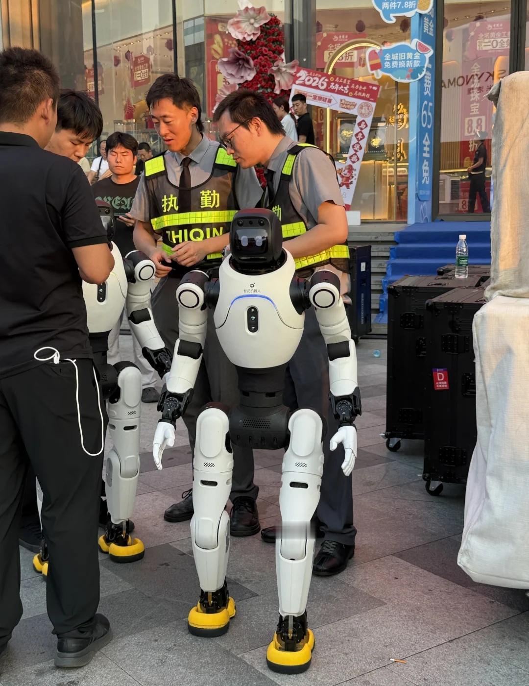 终于在现实中见到了机器人