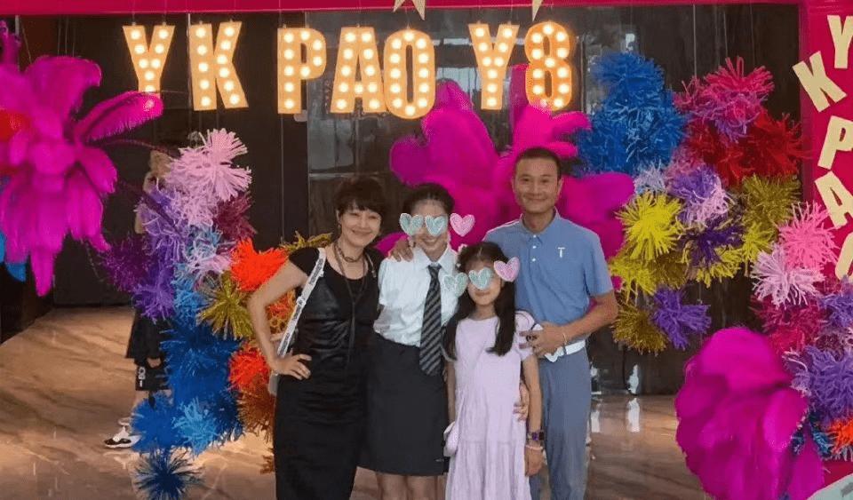 文章马伊琍一家四口罕见同框 疑似为庆祝女儿毕业
搜狐娱乐讯 近日，一张文章马伊琍