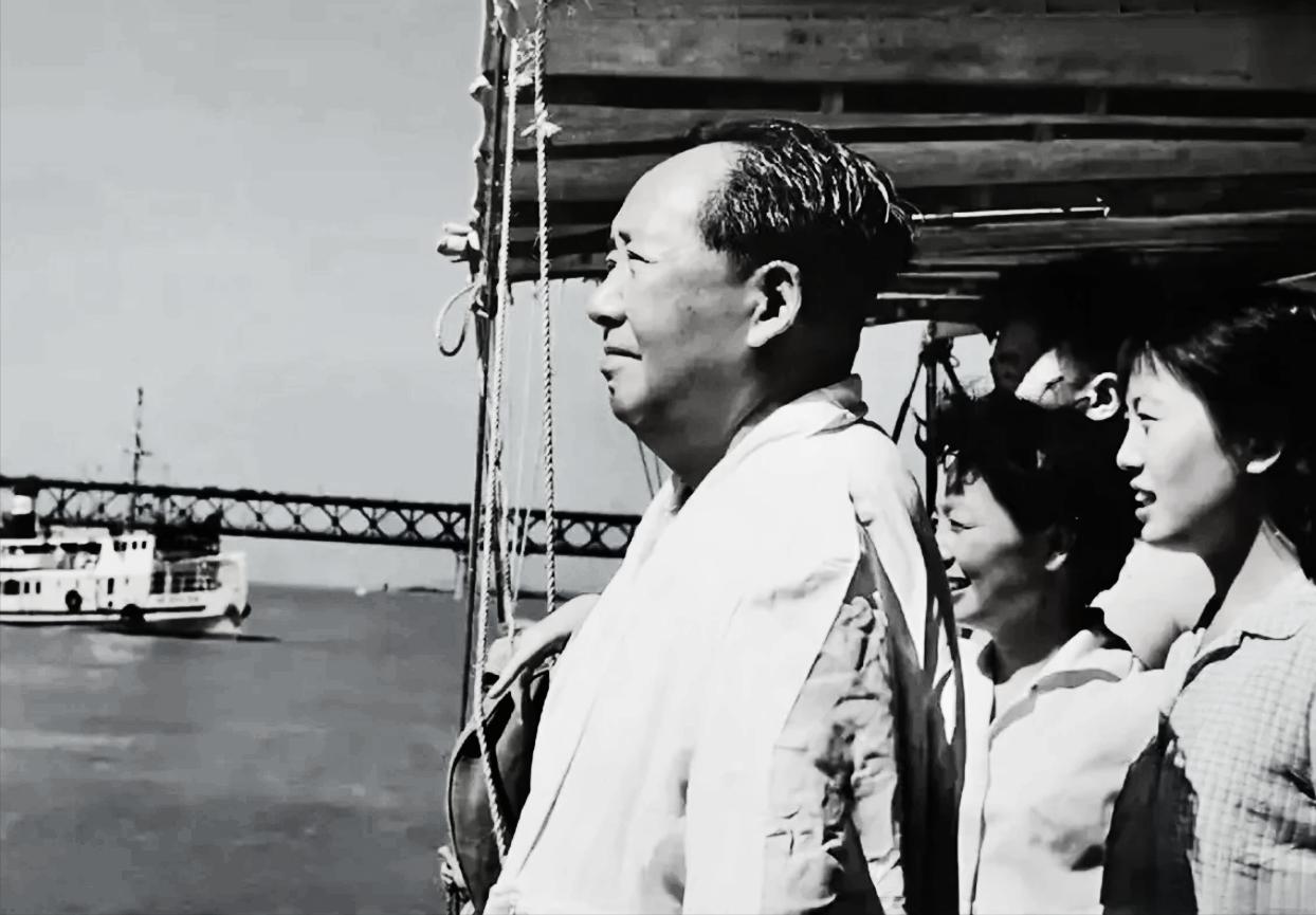 1966年7月16号，毛主席在船上观看横渡长江的游泳健儿，边上的人好像是吴旭君。