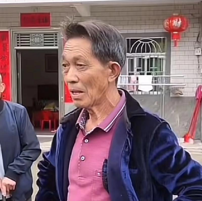 谢某某当年同居男友彭某，说梅很神秘，很少与人接触，彭某透露很多信息，梅自称离异有