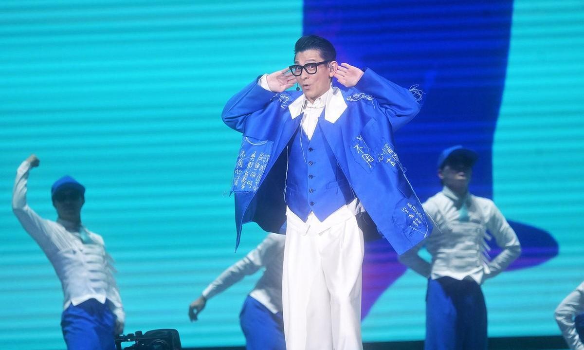 刘德华马来西亚演唱会爆棚！时隔4年，华仔重返大马开唱，4天45场巡演热度不减。当