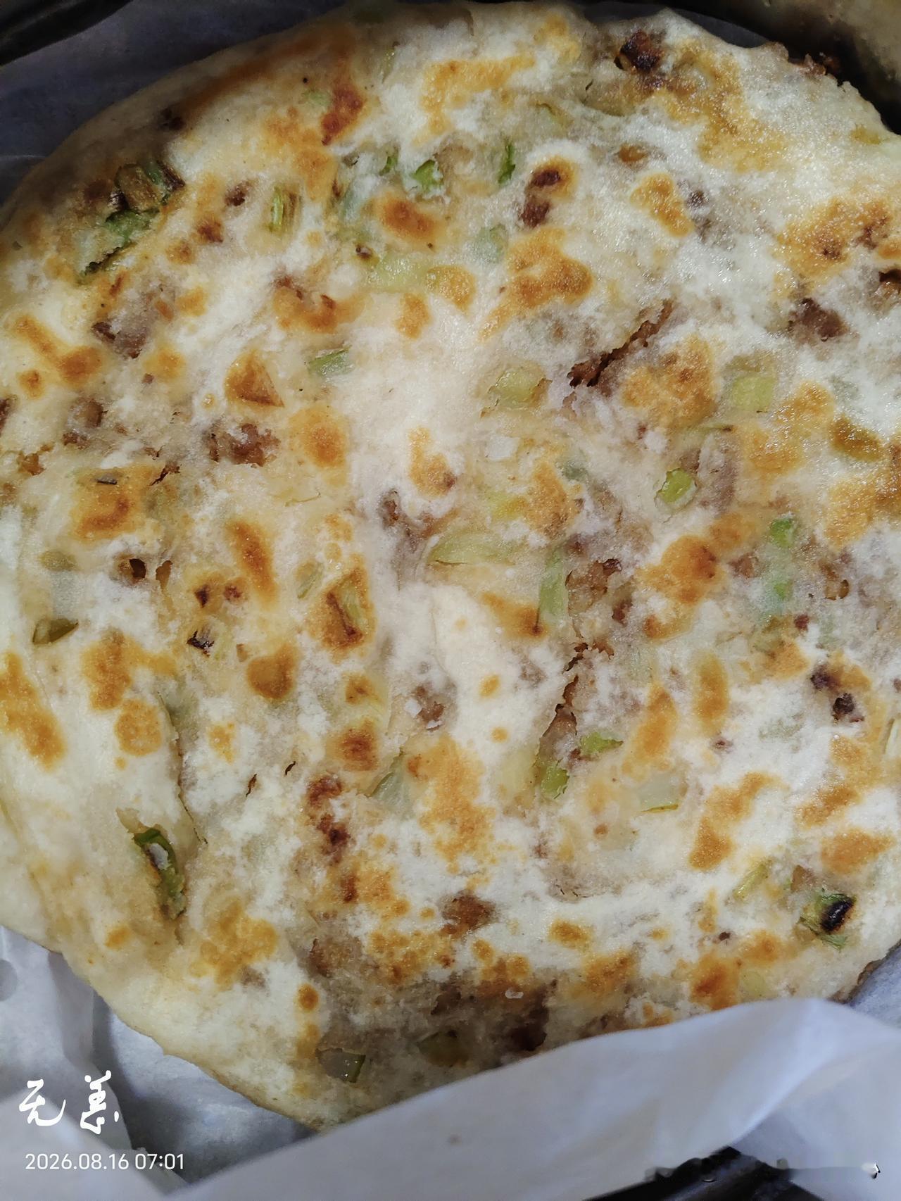 今日早餐：
外边下着雨，没法出去遛弯儿，于是琢磨着早饭吃什么。
昨天队友和的面团