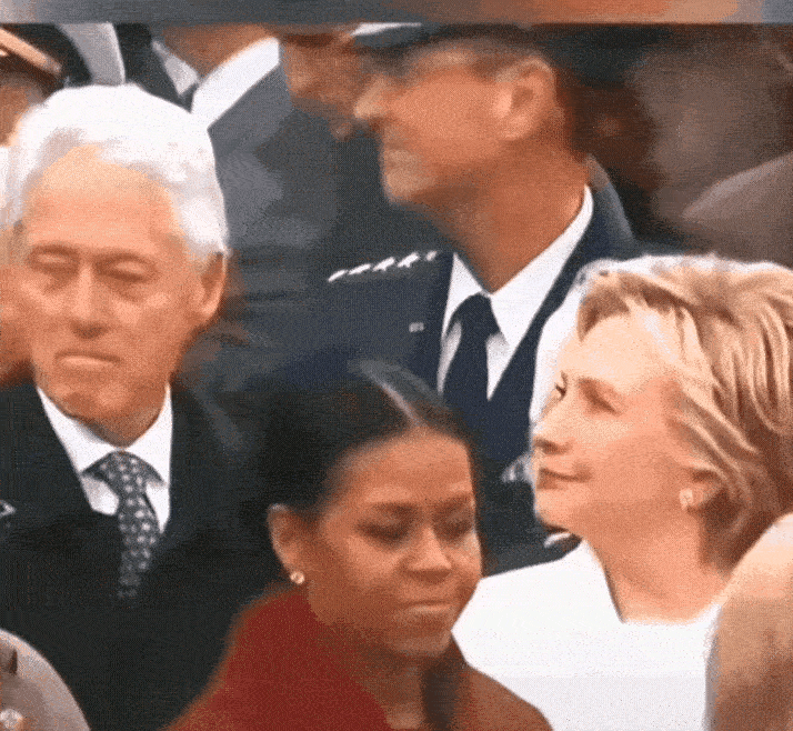 克林顿和希拉里这画面，看起来非常的传人，两口子在眼神上好像是形成了某种默契，一个