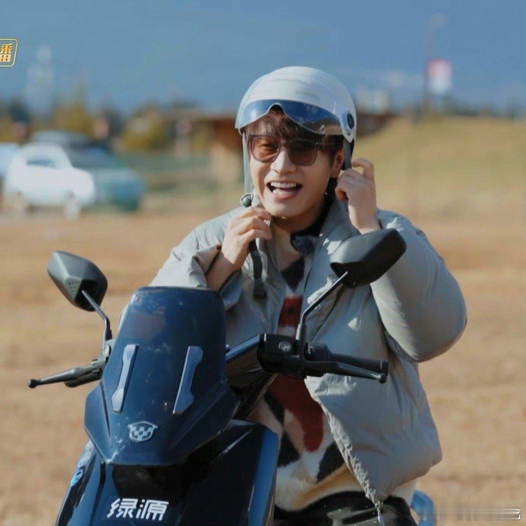 苏醒0成本cos夏侯惇快乐老友记快乐老友有风季 低成本天花板！苏醒用一副墨镜，完