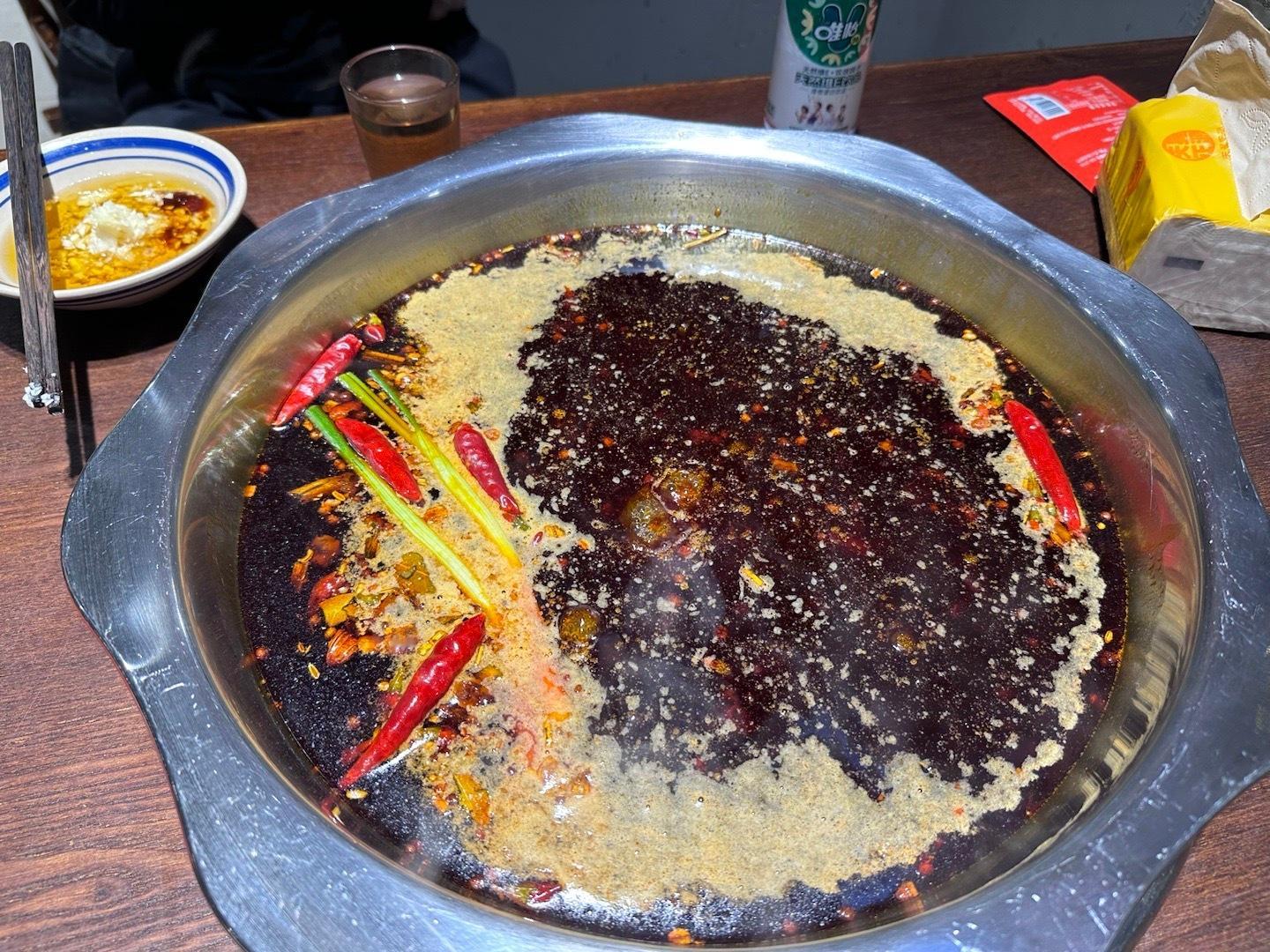 回成都第一件事情就是吃个火锅带大家感受下纯正的“老油口水锅”[允悲][允悲]，上