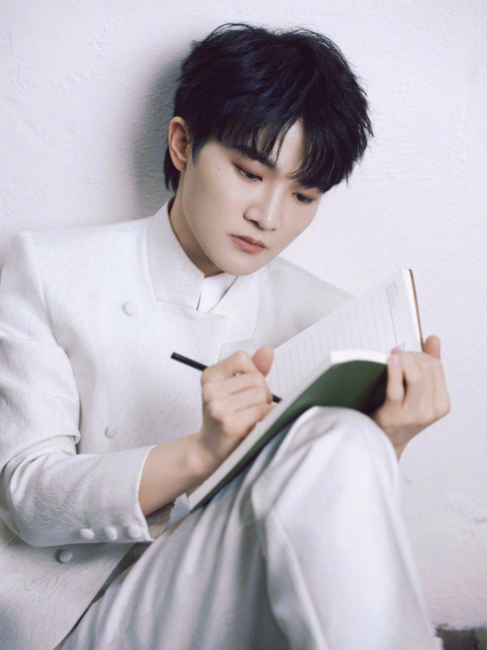 换哪个台都能看到周深 跨年晚会没有比周深歌迷幸福的了！换哪个台都能撞见周深，天籁