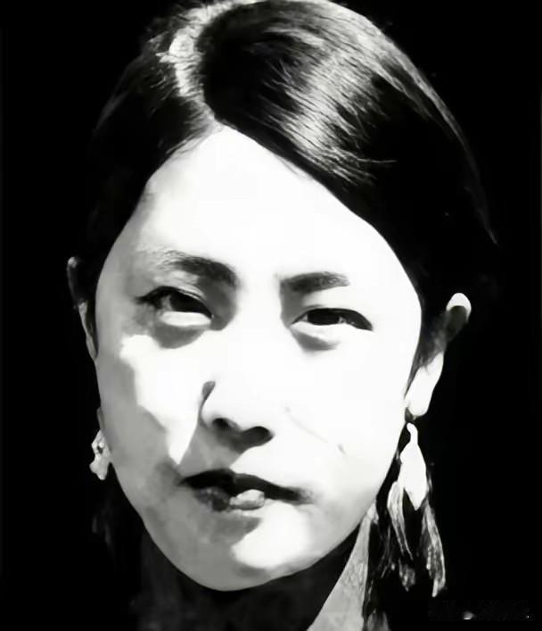 三枪，干掉门口三个哨兵。
一脚踹开门，冲进去。
这就是赵伊兰，为杨靖宇将军报仇的