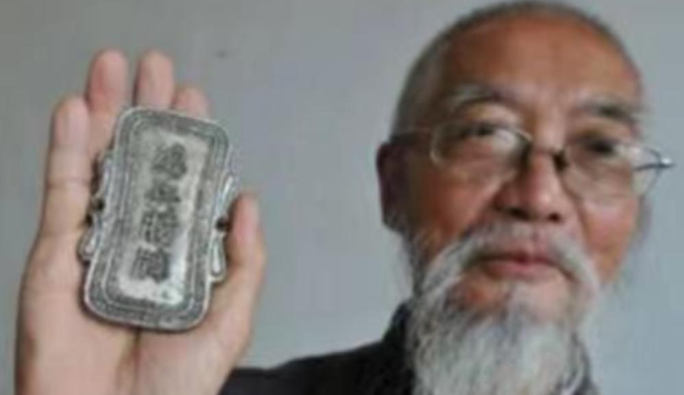 “你算什么东西？我的东西，我说了算！” 2007年，湖南七十多岁大爷易邵白带祖传