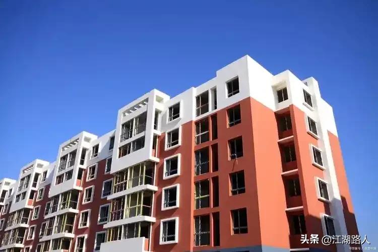 前五年没买房的人或许是幸运的，这几年房价确实跌了不少，尤其贷款买房的人更是后悔莫