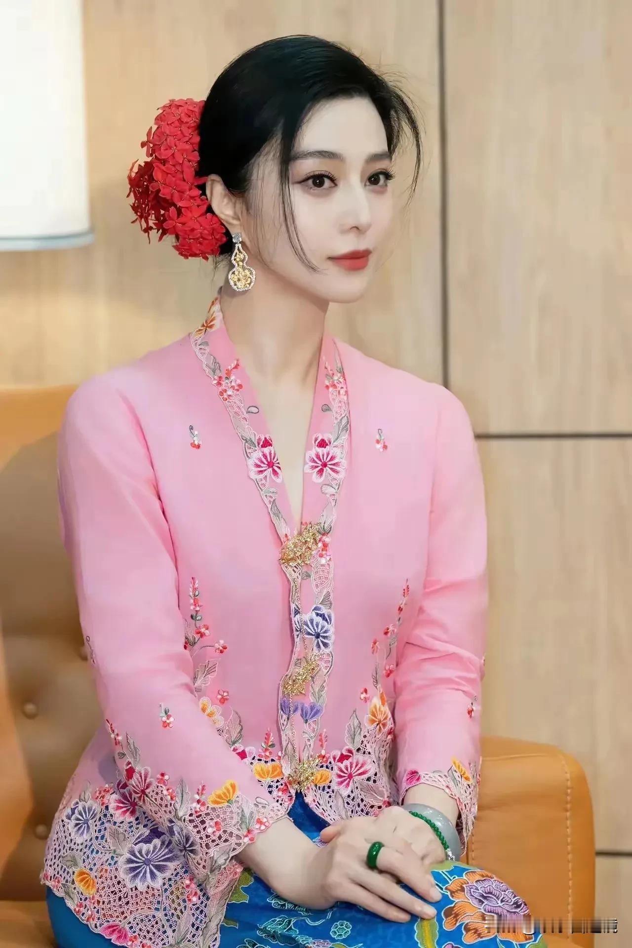 美，实在是太美了，不仅人美，服装也美，这么漂亮的女人不能在娱乐圈做贡献，跑到国外