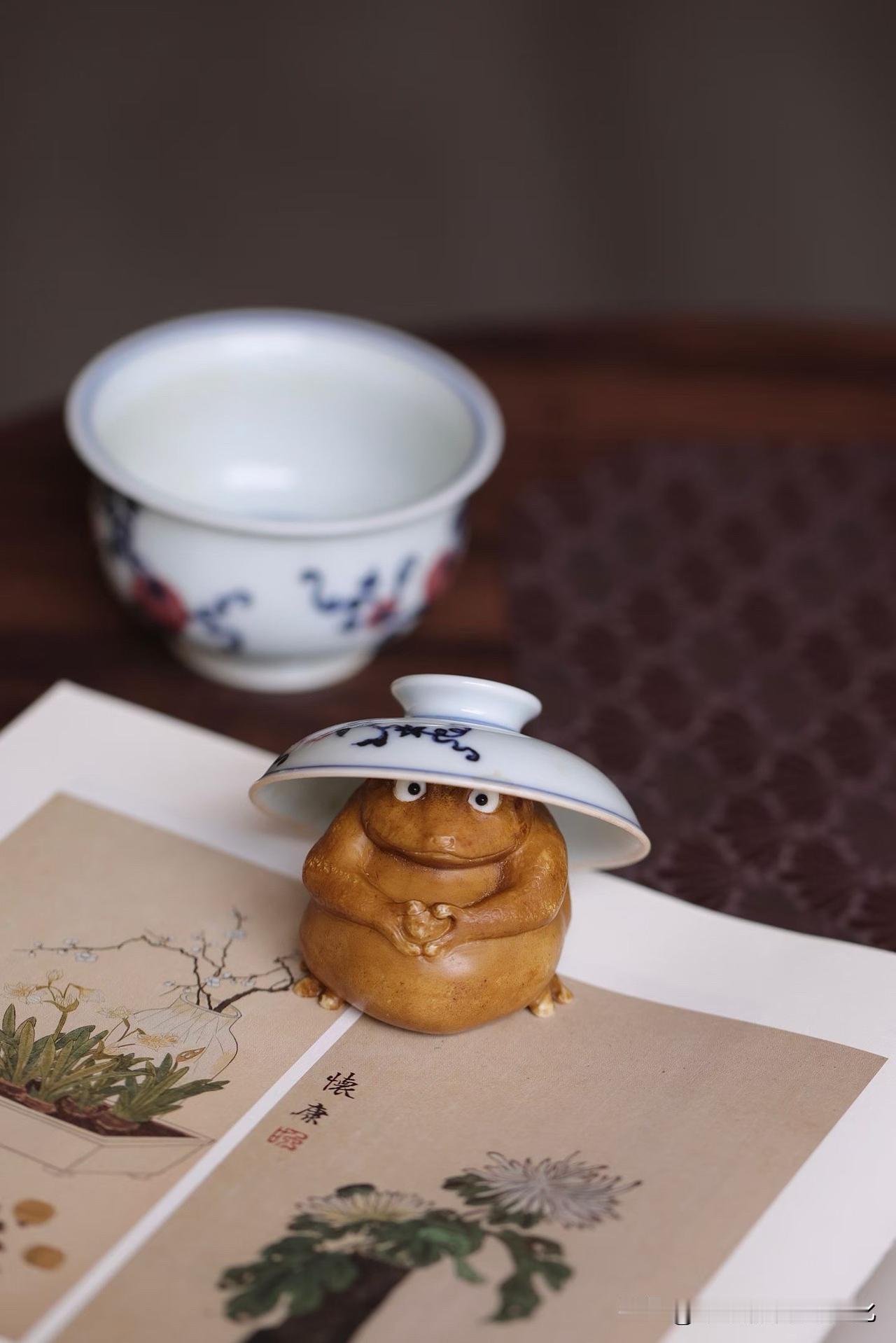 茶桌上的治愈小萌物｜鹿角呱呱盖置✨

谁能拒绝一只乖乖比心的小青蛙呀～
鹿角仿古