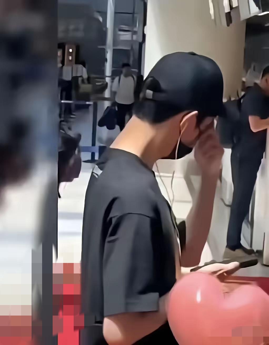 小于最后露面的那段视频，越看越让人心里发堵——满车厢人都没戴口罩，就那几个女粉丝