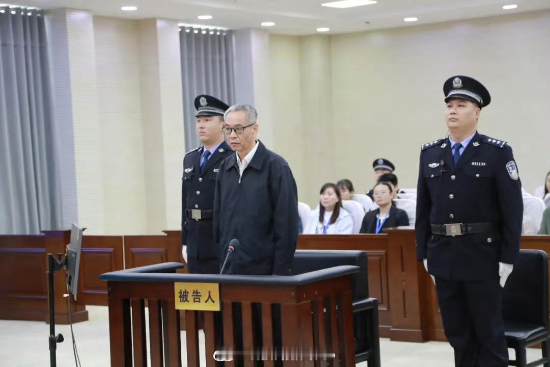 国家烟草局一原副局长被判15年 烟民呀，可别说你们纳税养航母了，养了谁可说不好。