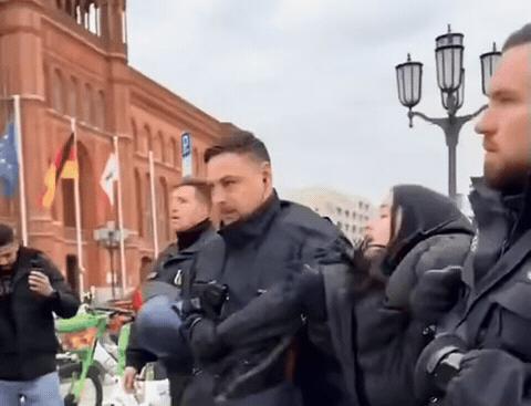 德国警察这铁拳是真的“铁”！