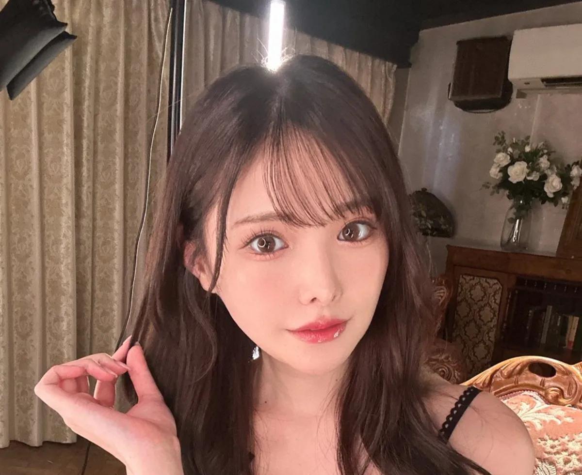 《误会》

公司新来的实习生小美总对经理脸红。同事打趣：“你是不是喜欢经理？”小