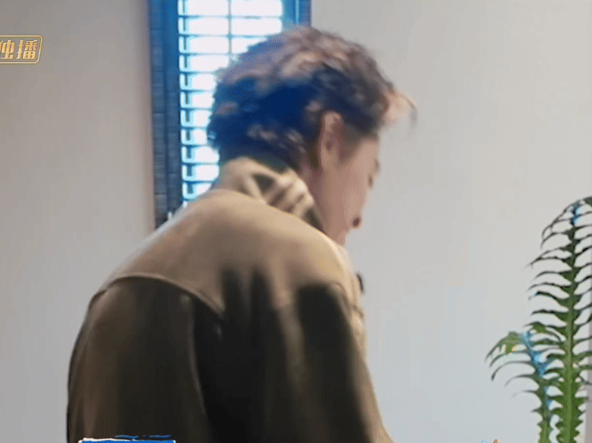 给小孩子换了衣服随手就把衣服整理叠整齐已打败现在90%的年轻人了吧！我都做不到。